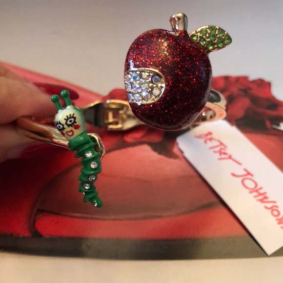 Adorable Authentic Betsy Johnson hinged Bracelet. New with tag. - Picture 2 of 13